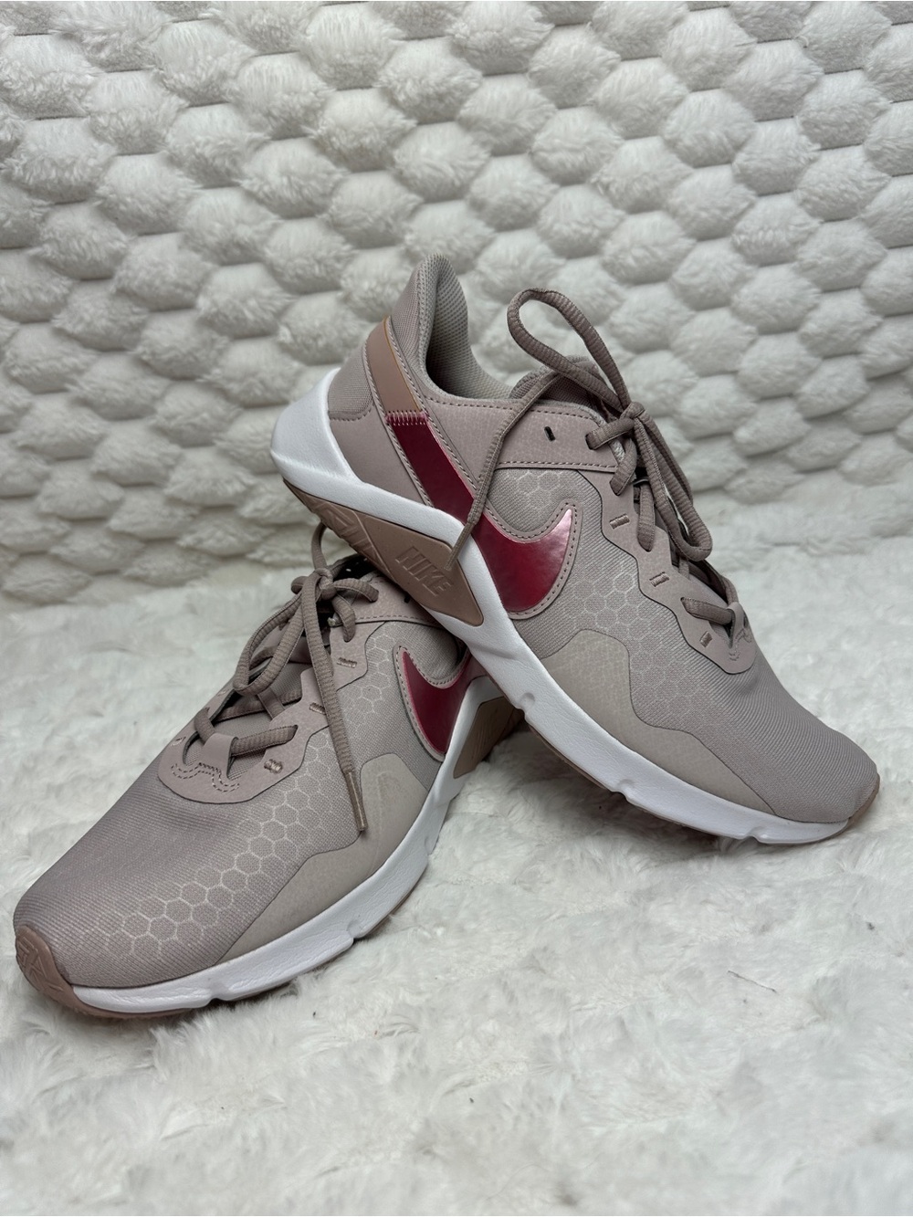 Nike Legend Essential 2 in „Platinum Violet / Stone Mauve“